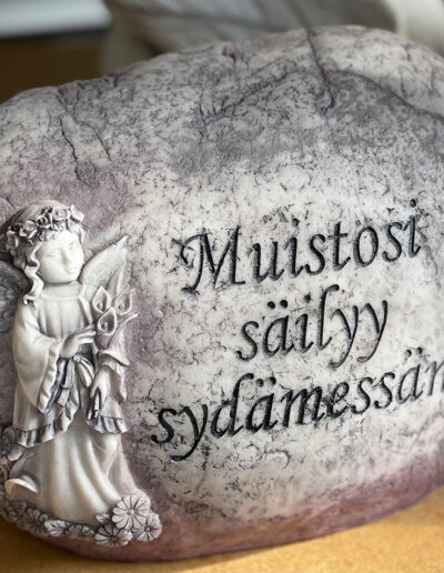 Muistokivi ja enkeli